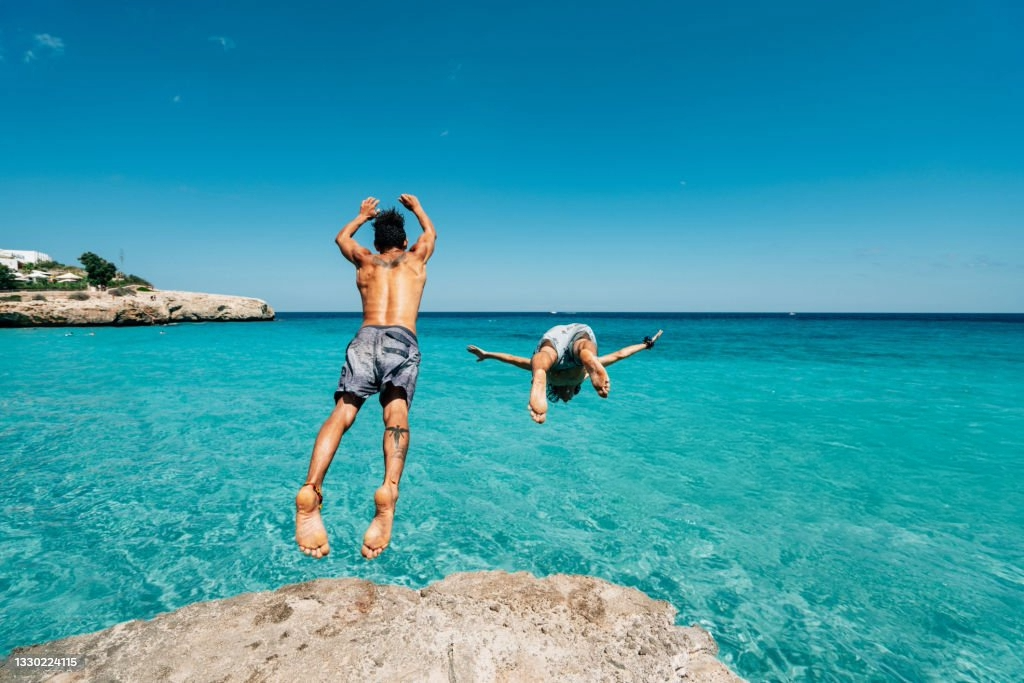 🍹 Los mejores beach clubs de Ibiza accesibles en barco